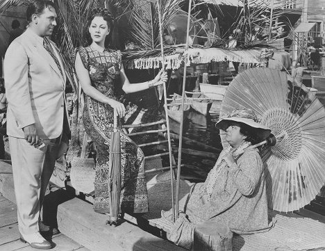 Thomas Gomez, Maria Montez, Constance Purdy - La salvaje blanca - De la película