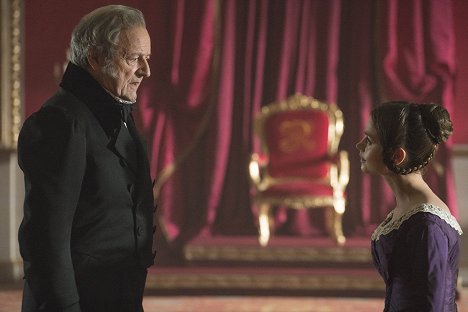 Peter Bowles, Jenna Coleman - Victoria - Ladies in Waiting - Do filme
