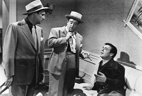 Bud Abbott, Lou Costello, Lon Chaney Jr. - Abbott and Costello Meet Frankenstein - Photos