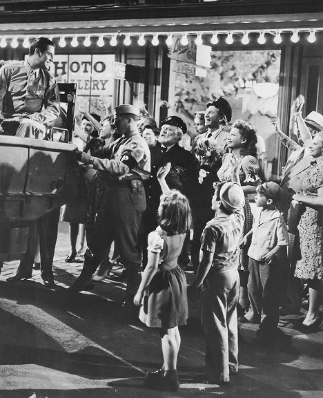 John Hodiak, Charles Winninger, Anne Baxter, Bobby Driscoll - Sunday Dinner for a Soldier - Filmfotos