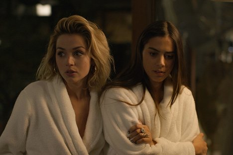 Ana de Armas, Lorenza Izzo - Kopp-kopp - Filmfotók