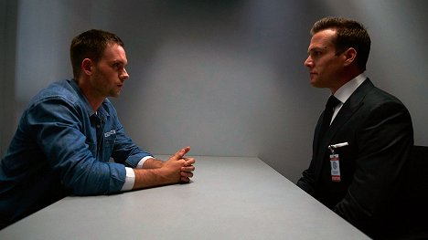 Patrick J. Adams, Gabriel Macht - Kravaťáci - Účetní závazky - Z filmu