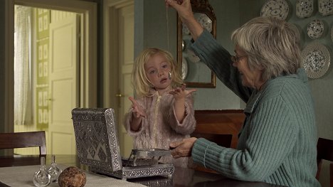 Tilde Martine Eide, Ragnhild Hilt - Hos mormor - De la película