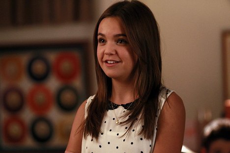 Bailee Madison - Trophy Wife - The Social Network - Photos