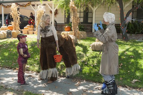 Albert Tsai, Malin Åkerman, Michaela Watkins - Trophy Wife - Halloween - Z filmu