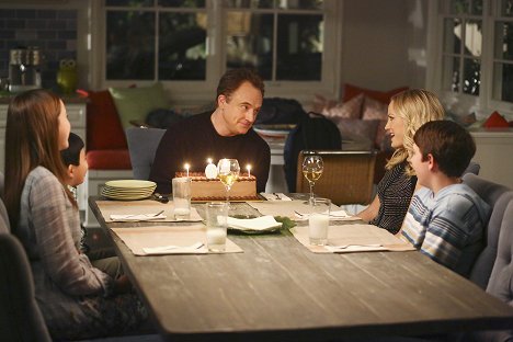 Bailee Madison, Albert Tsai, Bradley Whitford, Malin Åkerman, Ryan Lee - Trophy Wife - The Big 5-0 - Photos