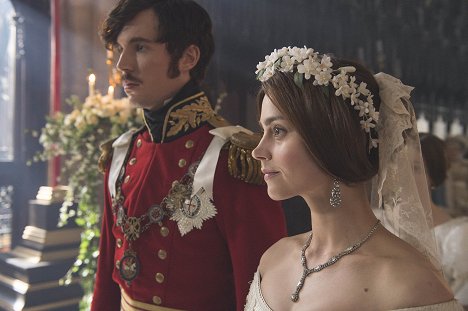 Tom Hughes, Jenna Coleman - Viktorie - Obyčejná žena - Z filmu