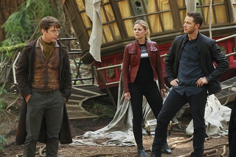 Jennifer Morrison, Josh Dallas - Once Upon a Time - The Savior - Photos