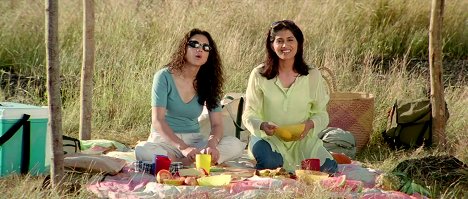 Preity Zinta, Sonalee Kulkarni - Dil Chahta Hai - Freunde wie wir - Filmfotos