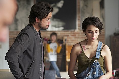 Justin Chatwin, Stephanie Leonidas - American Gothic - The Veteran in a New Field - De filmes