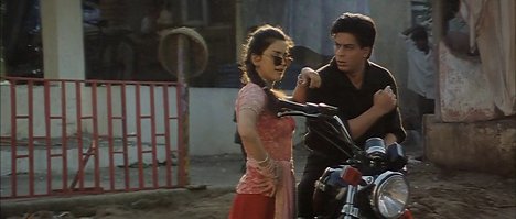 Juhi Chawla, Shahrukh Khan - One 2 Ka 4 - Z filmu