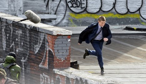 Ben McKenzie - Gotham - Pilot - Van de set