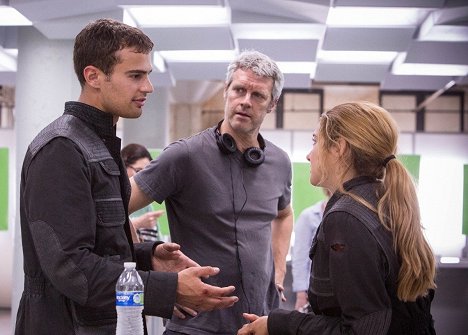 Theo James, Neil Burger, Shailene Woodley - Divergent - Making of