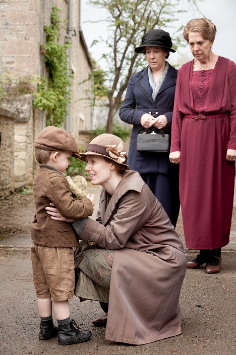 Amy Nuttall, Phyllis Logan, Penelope Wilton - Downton Abbey - Episode 4 - Van film