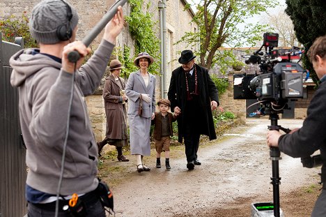 Amy Nuttall, Christine Mackie, Kevin McNally - Downton Abbey - Episode 4 - Forgatási fotók