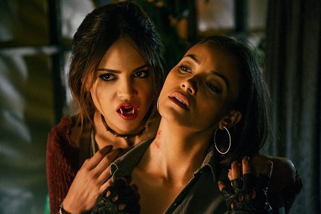 Eiza González, Gabrielle Walsh - Od soumraku do úsvitu - La Reina - Z filmu