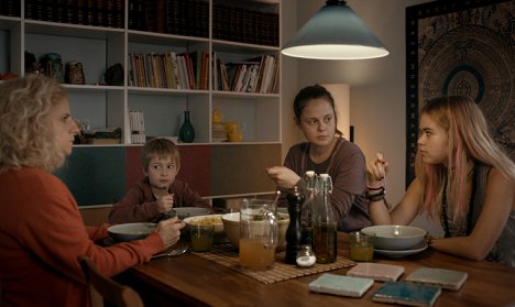 Eleni Haupt, Peter Jecklin, Elisa Plüss, Chiara Carla Bär - Finsteres Glück - Filmfotos