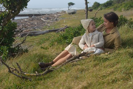 Florence Clery, Alicia Vikander - The Light Between Oceans - Filmfotos