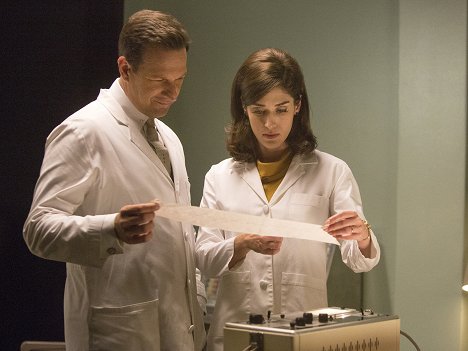 Josh Charles, Lizzy Caplan - Masters of Sex - Two Scents - Photos