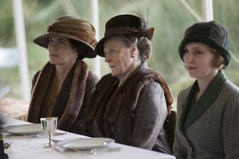 Elizabeth McGovern, Maggie Smith, Laura Carmichael - Downton Abbey - A Journey to the Highlands - Photos
