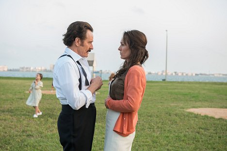 Bryan Cranston, Juliet Aubrey - The Infiltrator - Filmfotos