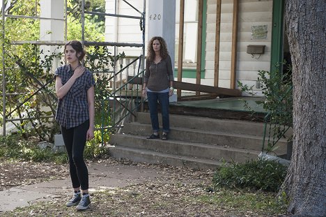Margaret Qualley, Amy Brenneman - The Leftovers - I Live Here Now - Photos