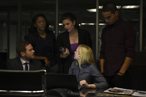 Shawn Ashmore, Merrin Dungey, Hayley Atwell, Emily Kinney, Manny Montana - Conviction - Nachts im Park - Filmfotos