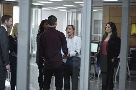 Shawn Ashmore, Bess Armstrong, Hayley Atwell - Conviction - Bridge and Tunnel Vision - De la película