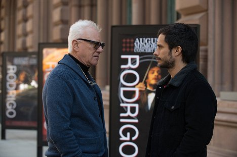 Malcolm McDowell, Gael García Bernal - Mozart in the Jungle - You Have Insulted Tchaikovsky - Photos