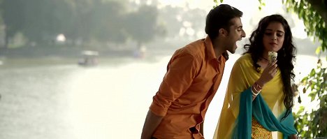 Akshay Oberoi, Piaa Bajpai - Laal Rang - Van film