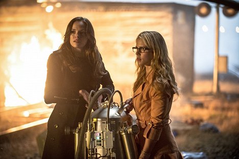 Danielle Panabaker, Emily Bett Rickards - The Flash - Renegados - De la película