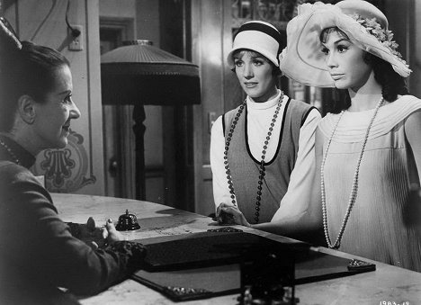 Beatrice Lillie, Julie Andrews, Mary Tyler Moore - Thoroughly Modern Millie - Van film