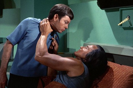 DeForest Kelley, Ricardo Montalban - Star Trek - Vesmírné sémě - Z filmu