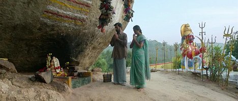 Guru Somasundaram, Ramya Pandian - Joker - Van film