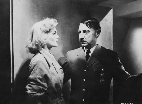Patricia Knight, Luther Adler - The Magic Face - Filmfotók