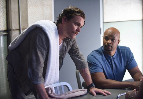 Clayne Crawford, Damon Wayans - Lethal Weapon - There Goes the Neighborhood - Photos