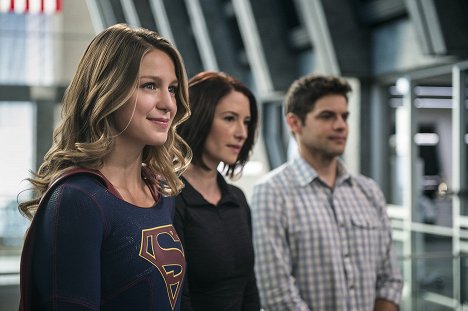 Melissa Benoist, Chyler Leigh, Jeremy Jordan - Supergirl - Welcome to Earth - Photos