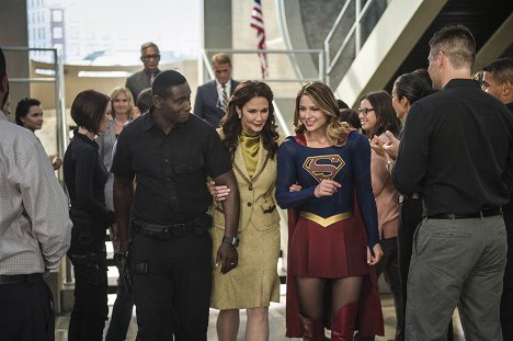 David Harewood, Lynda Carter, Melissa Benoist - Supergirl - Welcome to Earth - Z filmu