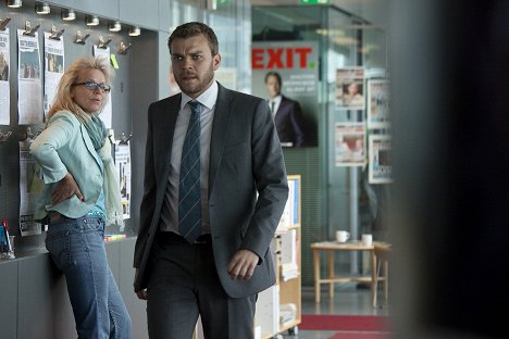 Benedikte Hansen, Pilou Asbæk - Borgen - Une femme au pouvoir - Le Temps des marronniers - Film