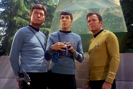 DeForest Kelley, Leonard Nimoy, William Shatner - Star Trek: La serie original - El síndrome del paraíso - De la película