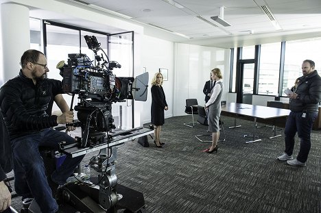 Gillian Anderson, Genevieve O'Reilly - The Fall - His Troubled Thoughts - Van de set