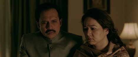 Tushar Dalvi, Ayesha Raza - Madaari - Van film