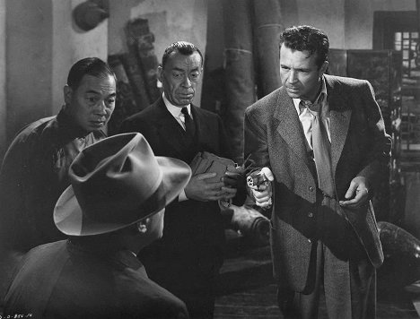 Vladimir Sokoloff, Dick Powell - To the Ends of the Earth - Filmfotók