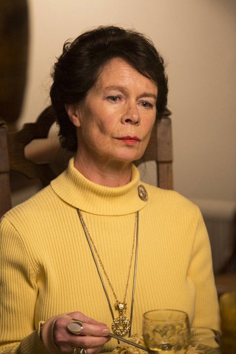 Celia Imrie - Better Things - Braun - Filmfotos