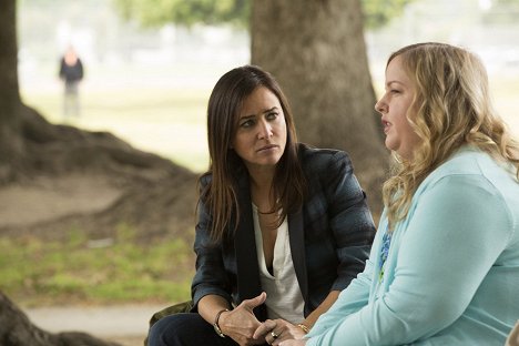 Pamela Adlon, Sarah Baker - Better Things - Dukes Chor - Filmfotos