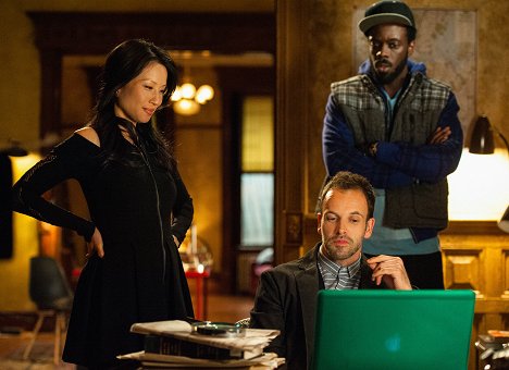 Lucy Liu, Jonny Lee Miller, Ato Essandoh - Sherlock a Watsonová - Dead Man's Switch - Z filmu