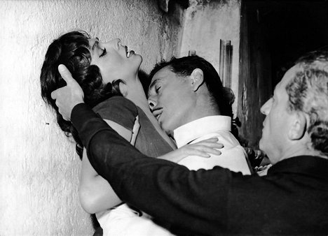 Gina Lollobrigida, Yves Montand, Jules Dassin - De wet - Van de set