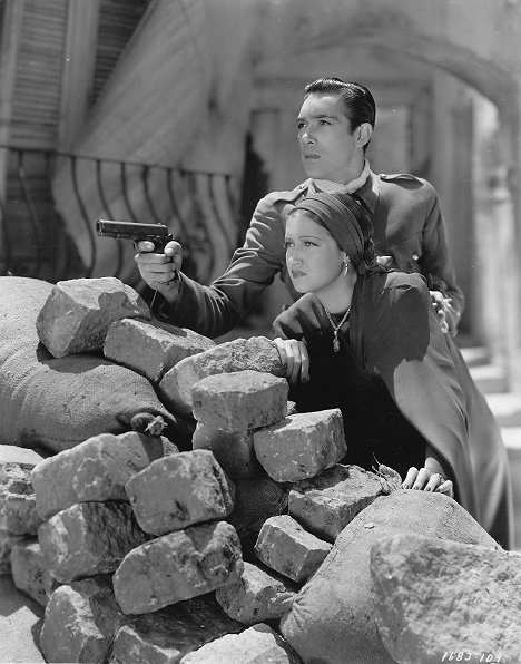 Dorothy Lamour, Anthony Quinn - The Last Train from Madrid - Photos