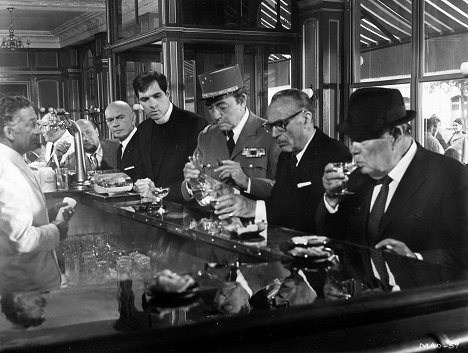 Donald Pleasence, Yul Brynner, John Gavin, Paul Henreid, Charles Boyer, Oskar Homolka - The Madwoman of Chaillot - Filmfotos