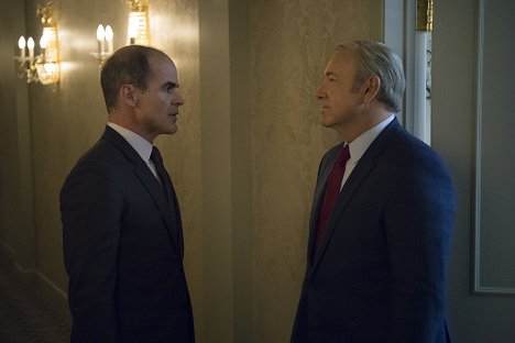 Michael Kelly, Kevin Spacey - House of Cards - Parteitag - Filmfotos